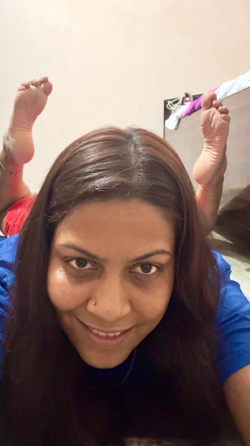 Indian Milf Huge Size 12 Feet Soles In The Pose #Y8DC2bWh